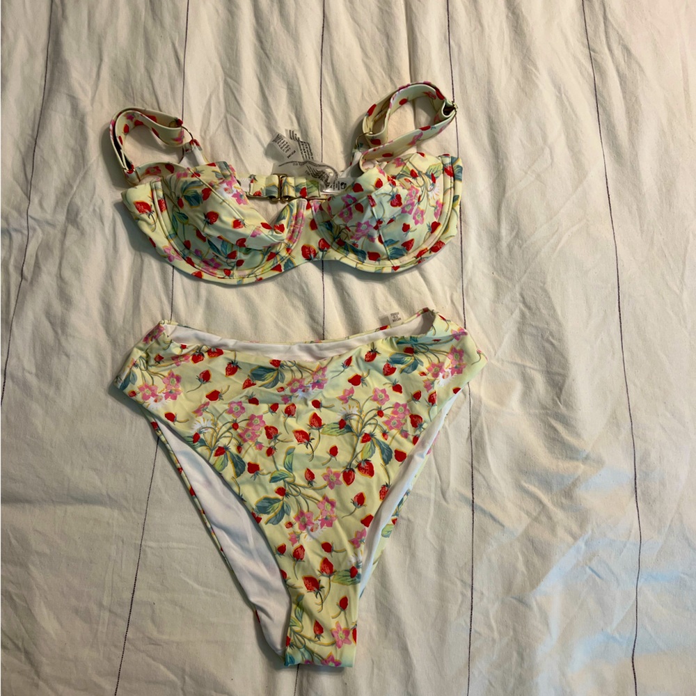 Very cute VS Bikini top and bottoms